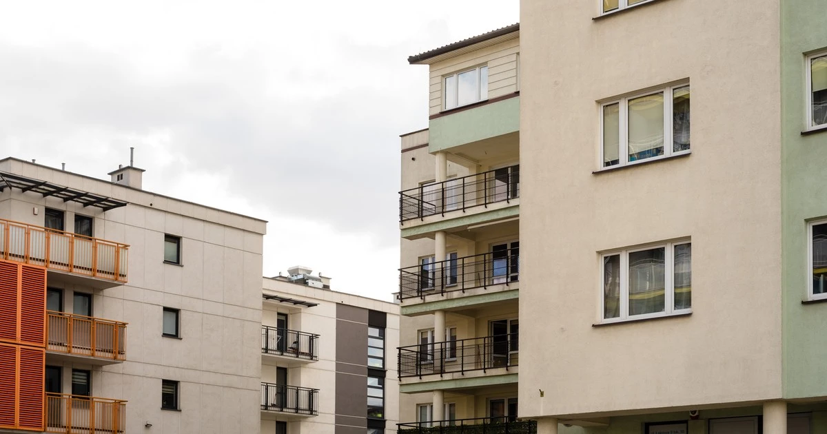 Pojawili się w nocy w kominiarkach i zabarykadowali wjazd. Mieszkańcy nie mogą dostać się na osiedle