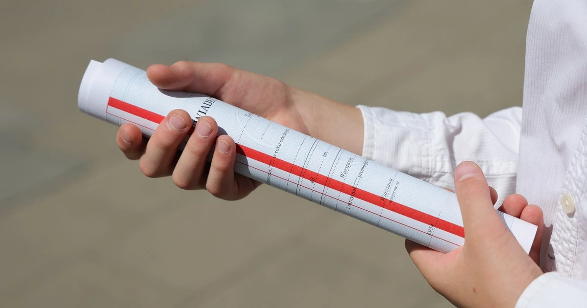 Uczniowie rozpoczynają wakacje. Ministra edukacji jedzie na tereny powodziowe