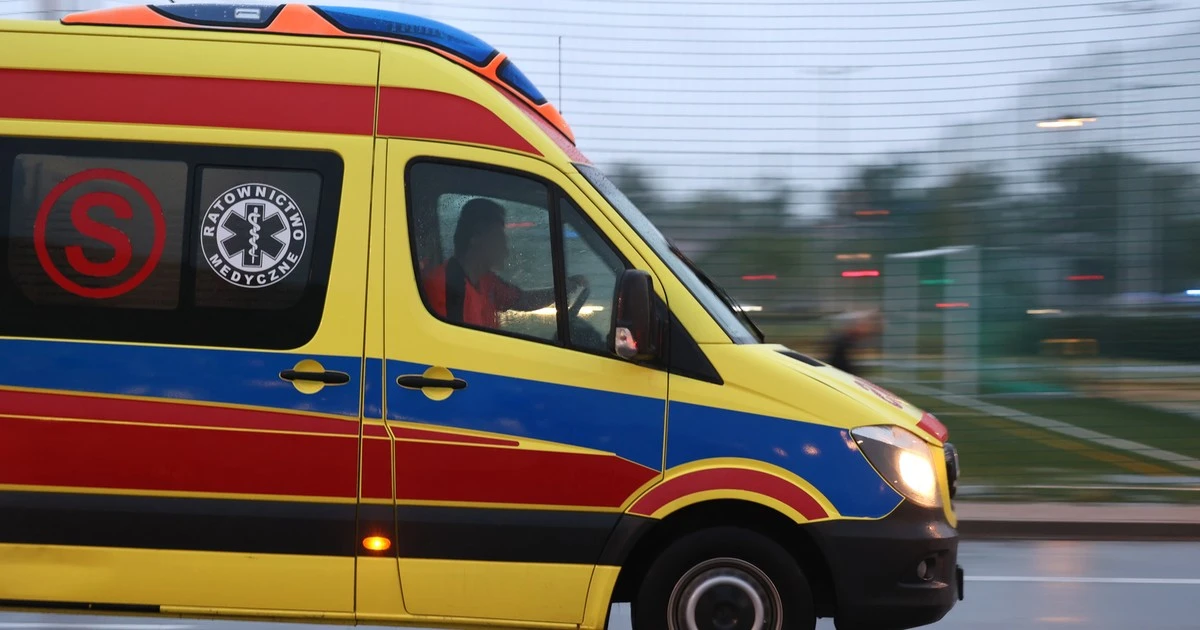 Kobieta spadła z balkonu do rzeki i zmarła na miejscu. Tragedia w Szczytnej