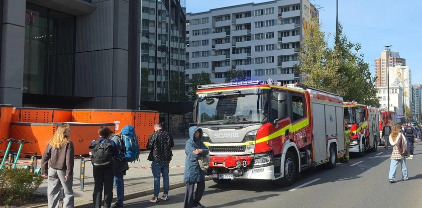 Strażacy rozłożyli poduszki powietrzne w centrum Warszawy. To nie są ćwiczenia
