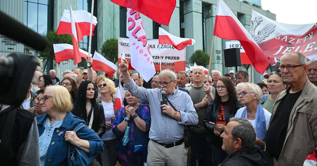 Gorąco przed Sądem Najwyższym. Pojawili się politycy i aktywiści. Interweniowała policja
