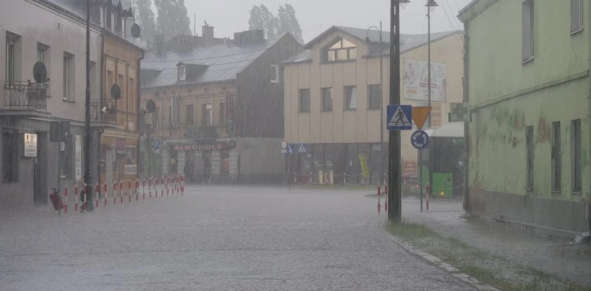 Burze, grad i ulewne deszcze nad Polską! Ulice zamieniły się w rzeki, woda zalała piwnice