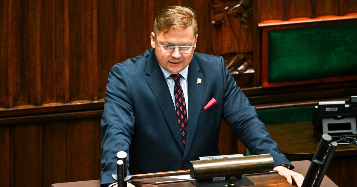 Sławomir Ćwik przemawia, posłowie PiS krzyczą. 