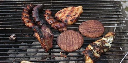 Przebadali burgery z popularnych dyskontów. Strach po nie sięgać