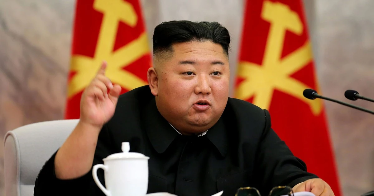 Kim Dzong Un straszy nową bronią i daje naukowcom 