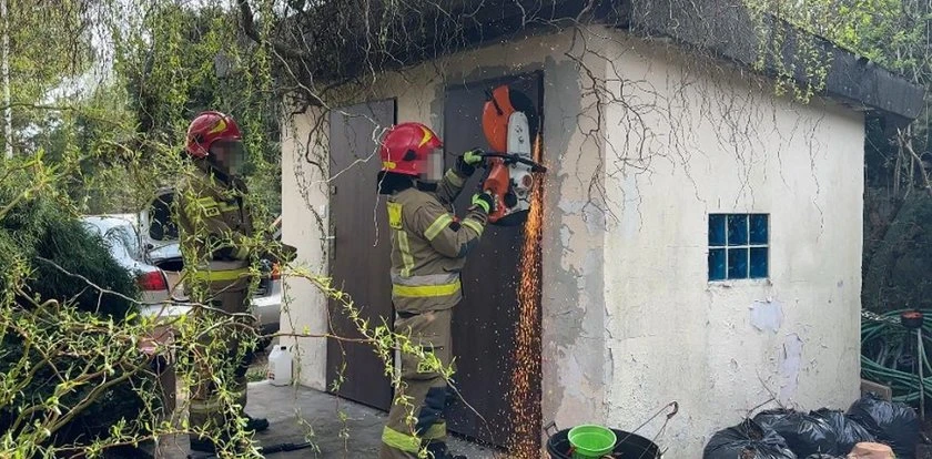 Strażacy rozcięli drzwi do warsztatu. W specjalnych skrytkach odkryto nielegalny alkohol i papierosy