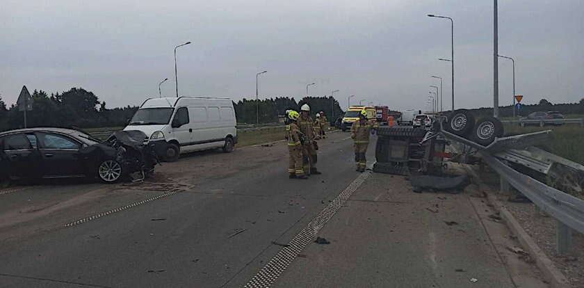 Poważny wypadek na S17 pod Garwolinem. Kobieta i 4-letnie dziecko ranni