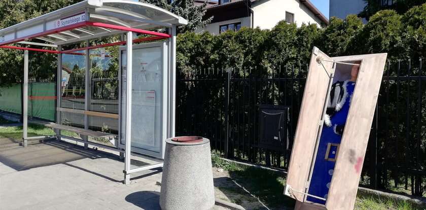 Ludzi w stolicy aż zamurowało. Na przystanku ktoś porzucił... trumnę