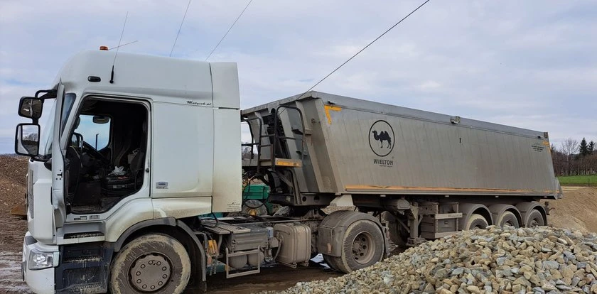 Dramat pod Tarnowem. Ciężarówka zahaczyła o linię energetyczną. Gdyby kierowca został w wozie...