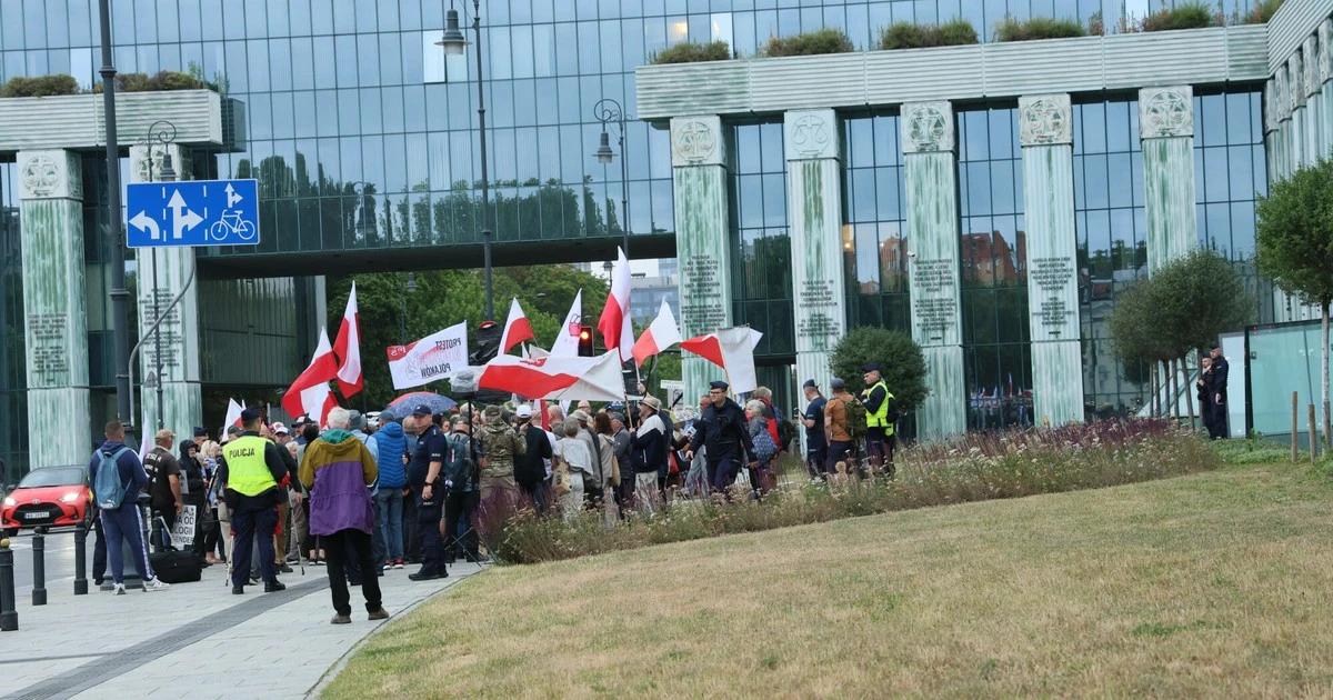 Krzyki i awantura przed Sądem Najwyższym. 