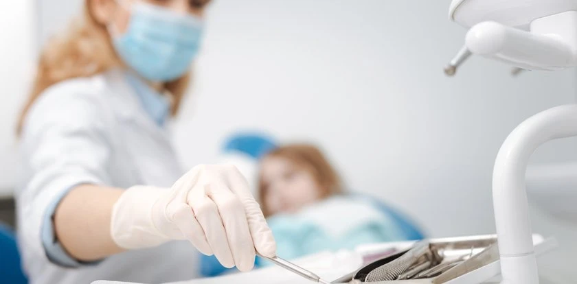 Wybierając się do dentysty, można przeżyć szok. Oto przyczyny