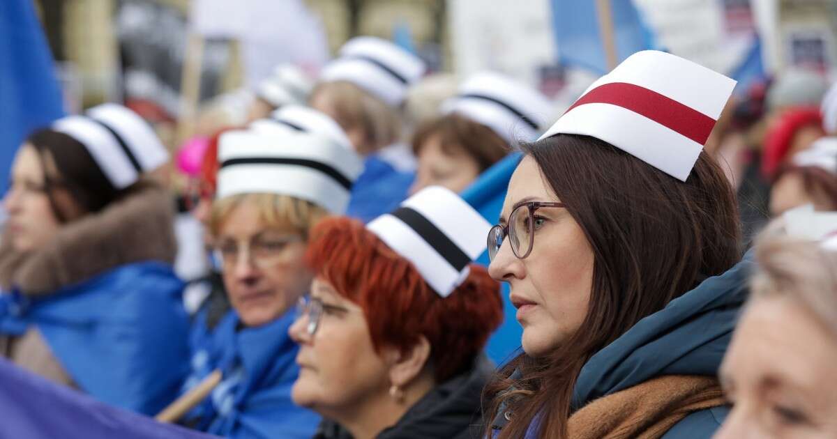 Pielęgniarki i położne zgromadziły się przed KPRM. Żądają spotkania z Donaldem Tuskiem