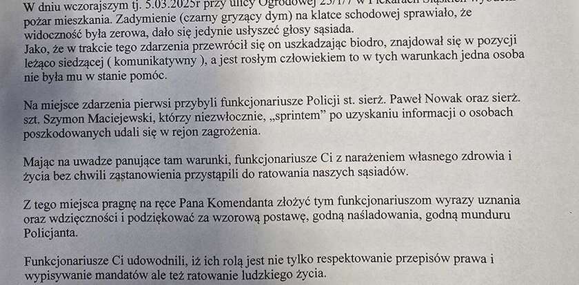 Policjanci wynieśli mężczyznę z płomieni. Wzrusza to, co stało się później