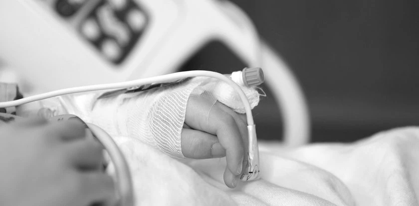 4-latek nie przeżył upału. Dziecko znaleziono nieprzytomne w aucie