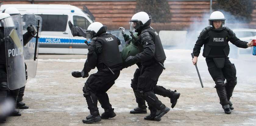 Wypadek na ćwiczeniach. Policjant ma połamane żebra i stracił śledzionę. 