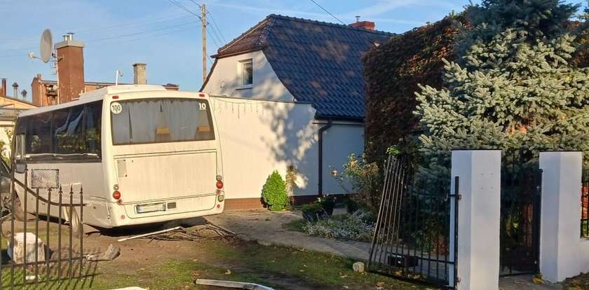 Kierowca szkolnego autobusu wjechał w budynek. Szokujące fakty. 