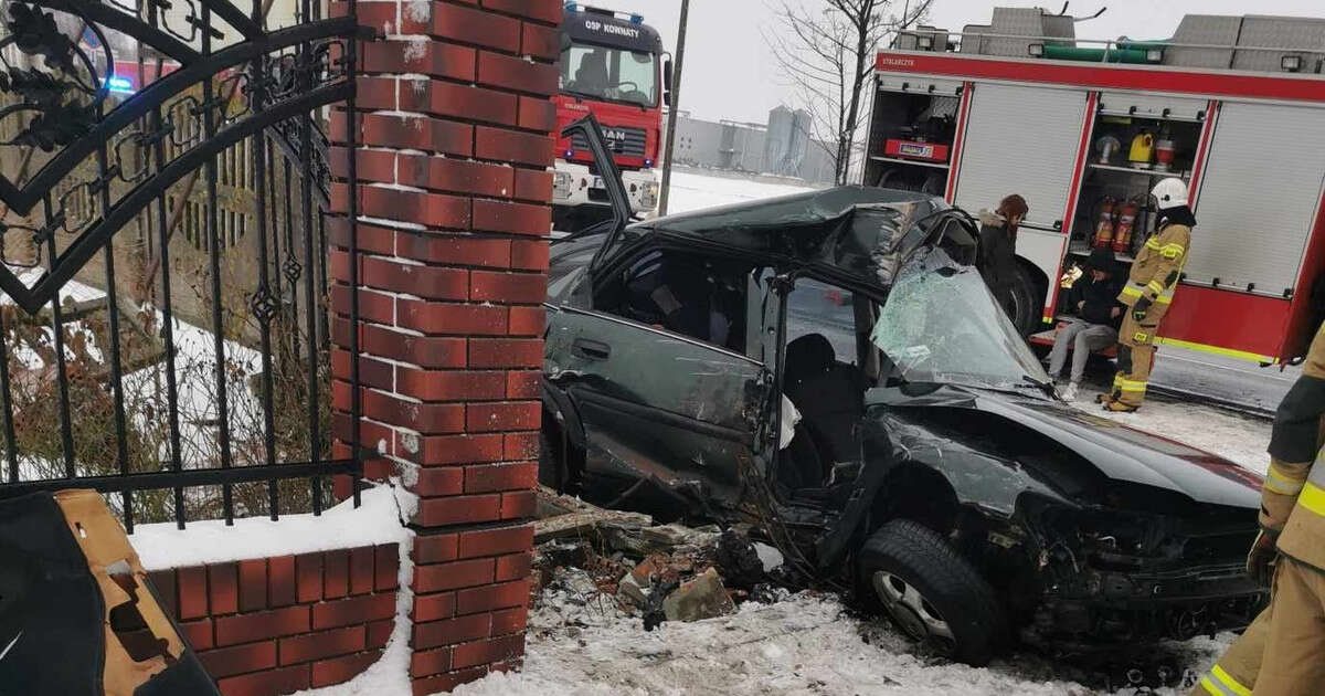 Tragedia na DK 50. Auto z impetem uderzyło w bramę posesji