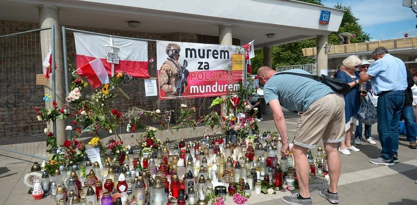 Poruszające sceny przed szpitalem na Szaserów. Tak ludzie oddają hołd zmarłemu żołnierzowi. Są też słowa do Tuska...