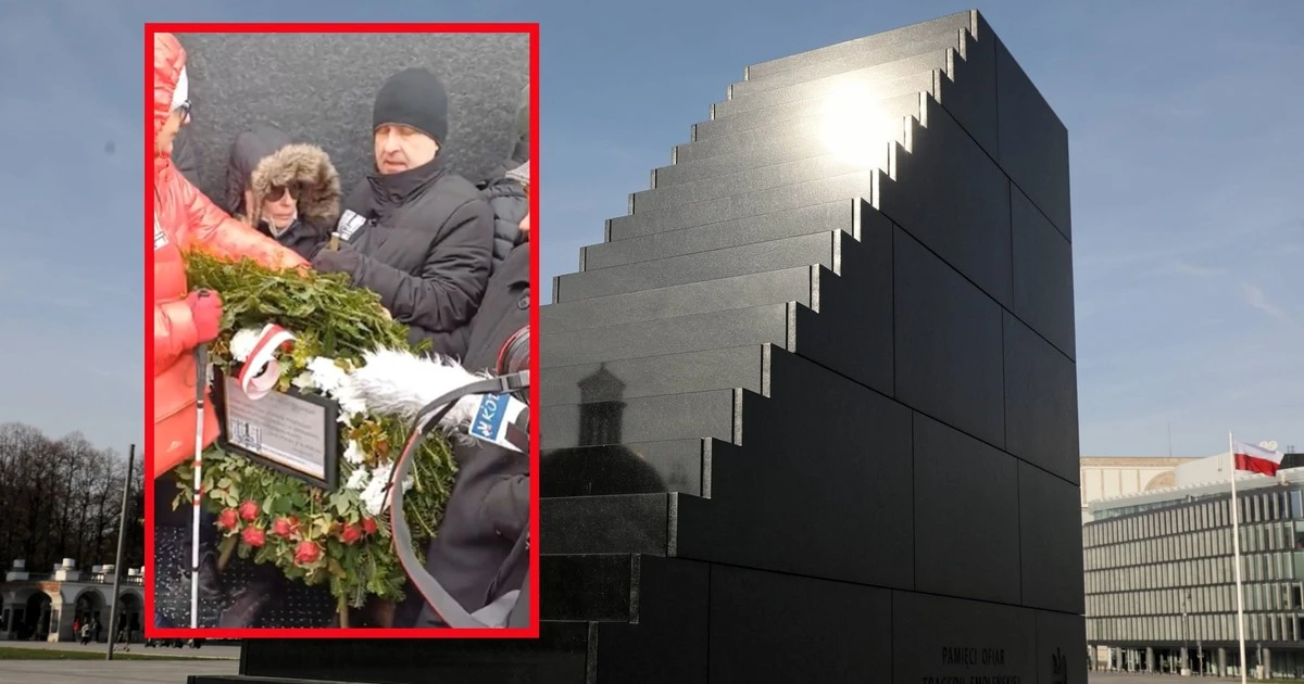 Spięcie przed pomnikiem smoleńskim. Zbigniew Komosa pojawił się z wieńcem [RELACJA NA ŻYWO]