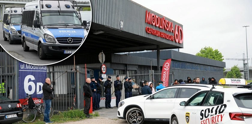 Kupcy sforsowali bramę i starli się z ochroną. Gorąco przed centrum handlowym