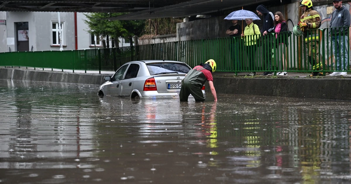 Zalane ulice, przerwy w dostawach prądu. Burze i nawałnice przetoczyły się nad Polską