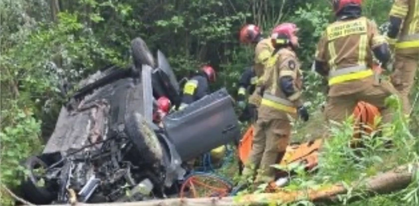 Auto runęło prosto w przepaść. Policja w Płocku: nawet kilkadziesiąt metrów w dół