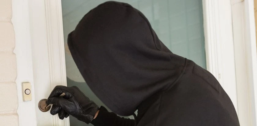 Seria włamań na osiedlu w Kielcach. Złodzieje zastosowali sprytne sztuczki. Warto je znać