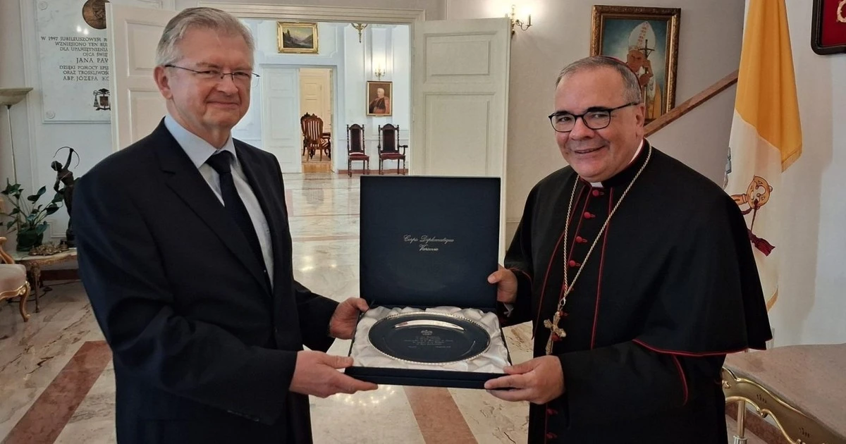Oburzający gest Kościoła. Z honorami żegna ambasadora Rosji