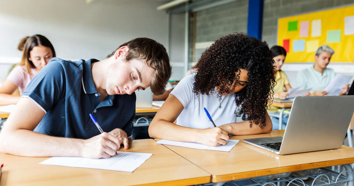 Studenci zarabiają na start więcej, ale stażyści mają jedną przewagę. To w przyszłości może zaważyć