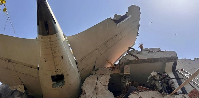 Samolot Air India uderzył w hostel dla lekarzy. Mężczyzna w środku podjął dramatyczną decyzję