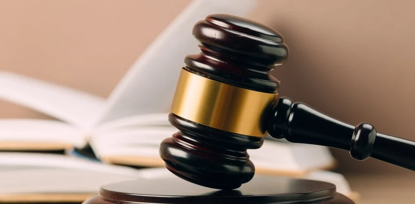 Lubieżny, były już, policjant z Białegostoku skazany. Bo dotykał pośladki koleżanki z pracy