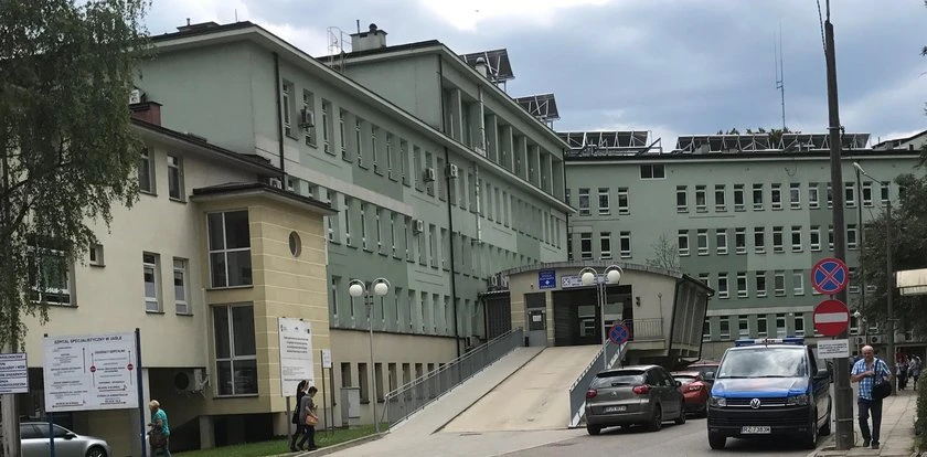 70-letnia pacjentka szpitala zmarła po upadku z balkonu. Są wstępne wyniki sekcji zwłok