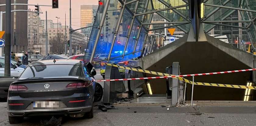 Huk, chaos i zniszczenia. Auto omal nie wpadło do metra!