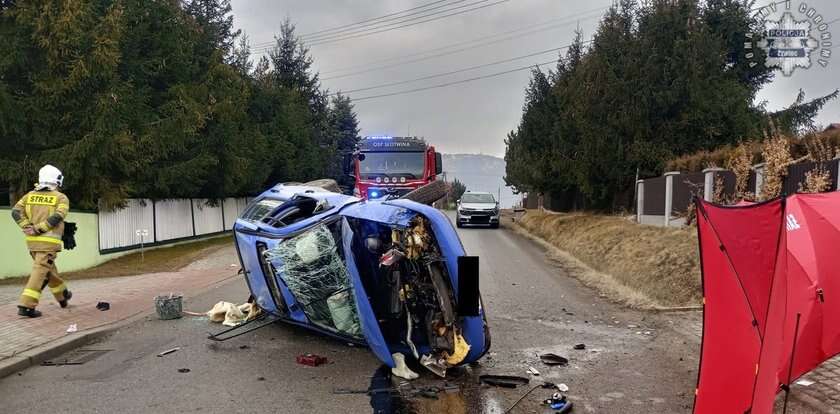 Młody kierowca stracił panowanie nad pojazdem. Potem nastąpiło potworne zderzenie