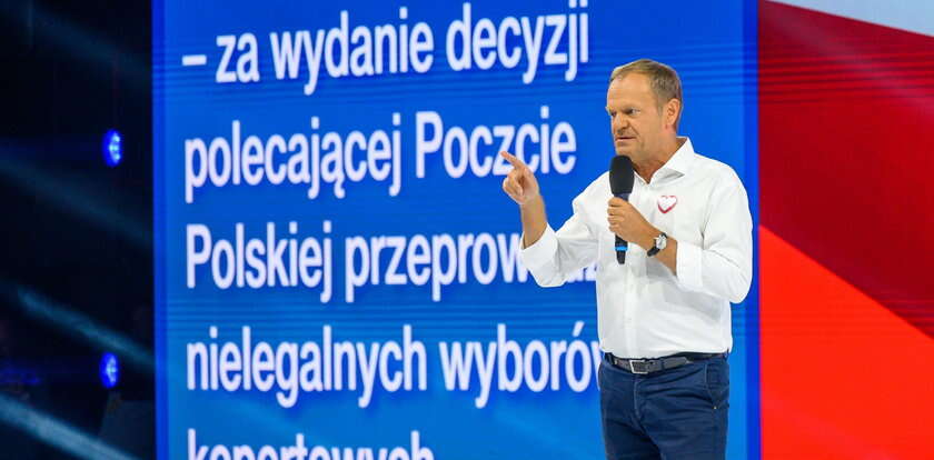 Tusk kusi seniorów. Obiecuje dwie waloryzacje i wyższy zasiłek pogrzebowy [TABELA]