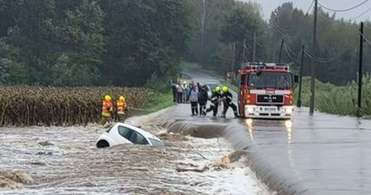 Fala zepchnęła auto z drogi. W środku jest kobieta. Trwa akcja ratunkowa