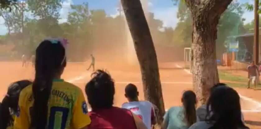 Tornado przegoniło piłkarzy. Niektórzy mieli niezły ubaw [WIDEO]