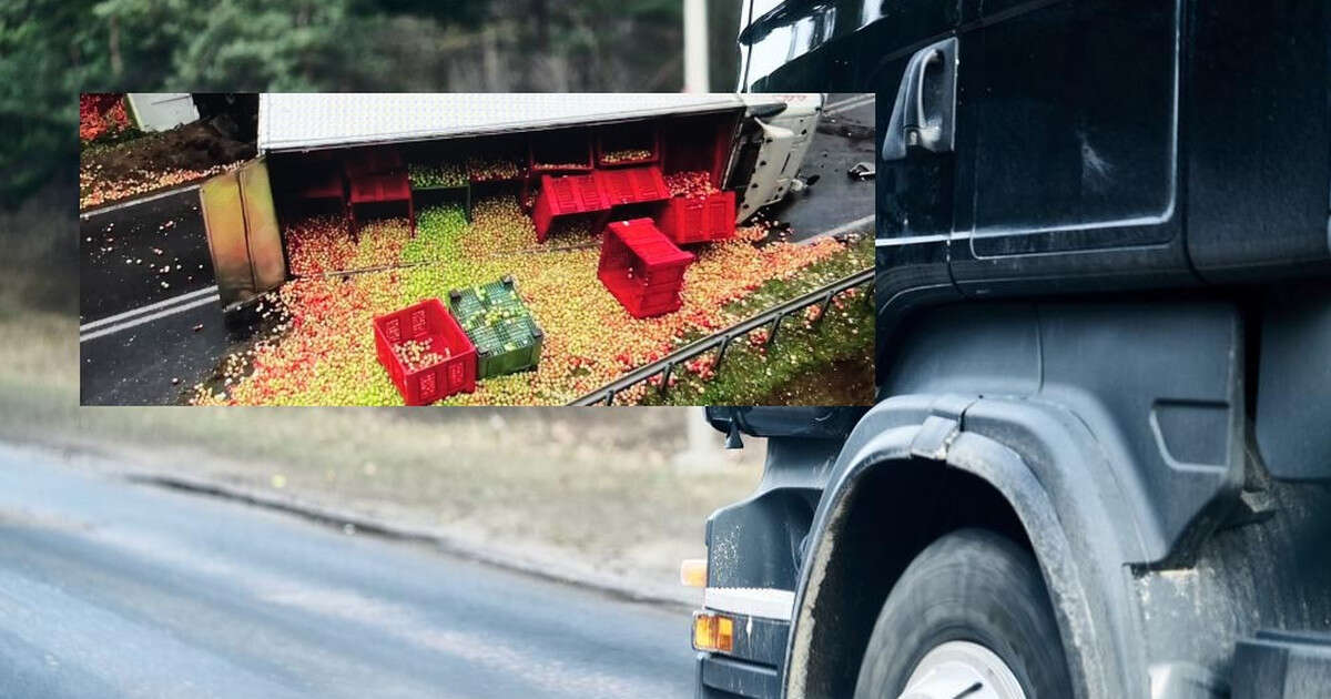 Wypadek pod Żyrardowem. Jabłka pokryły całą jezdnię