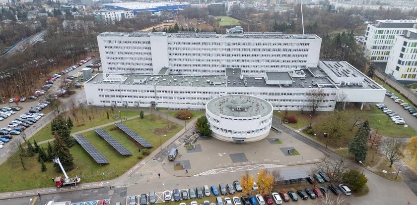 Afera w poznańskim szpitalu. Szanowany ordynator wyprowadzony w kajdankach