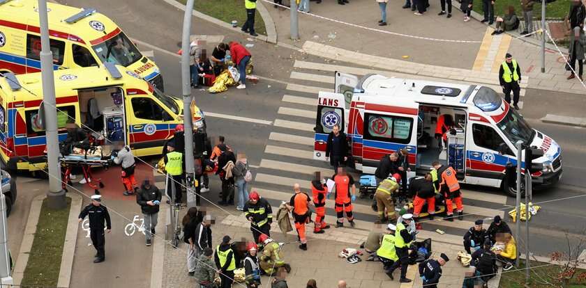 Rozpędzone auto wjechało w pieszych, nie żyje jedna osoba. Prokuratura podjęła szokującą decyzję