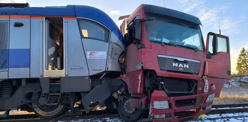 Wjechał pod pociąg. Aż wyrzucił go z pojazdu. Straszne zdjęcia