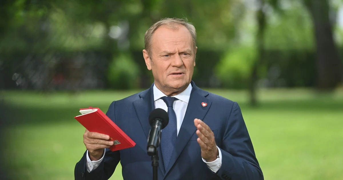 Donald Tusk jasno o protestach wyborczych. Miał ze sobą konstytucję