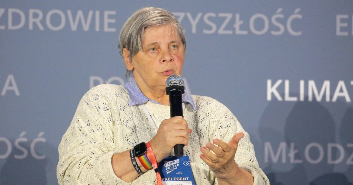Janina Ochojska oddaje stery Polskiej Akcji Humanitarnej. 