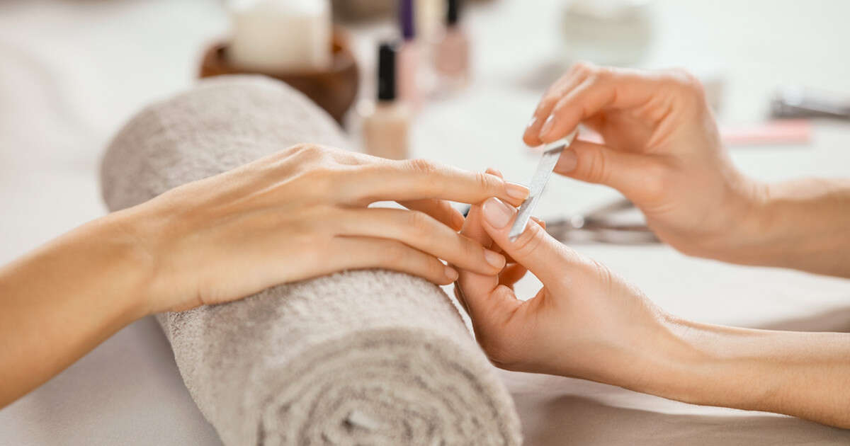 Manicure w salonie kosmetycznym. Czerwone flagi, na które powinnaś zwrócić uwagę