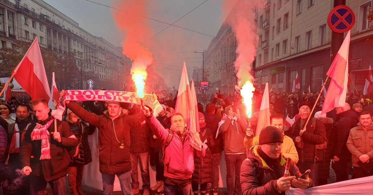 Marsz Niepodległości idzie ulicami stolicy. Mamy zdjęcia z pochodu [GALERIA]