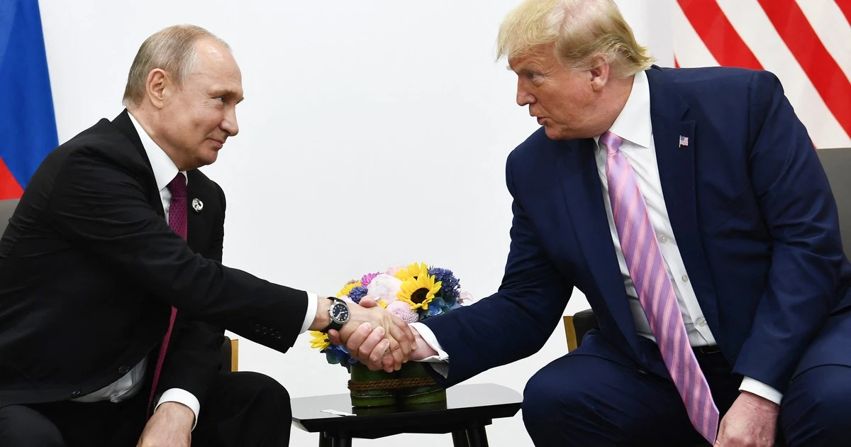 Trwają przygotowania do szczytu na Alasce. Donald Trump ma dla Putina kilka marchewek, ale w zanadrzu trzyma też kij. 