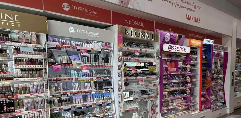 Polki uwielbiają ten hit do makijażu oczu. Hebe przeceniło na 4,49 zł. Taniej nie dało rady