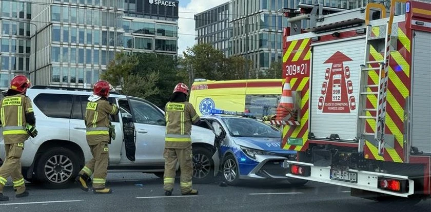 Potężny trzask na Wołoskiej. Strażacy przybiegli pieszo ratować ofiary