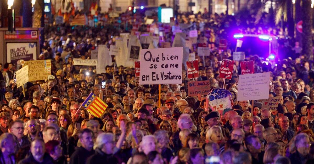 Masowe protesty w Walencji przeciwko zarządzaniu skutkami powodzi. 