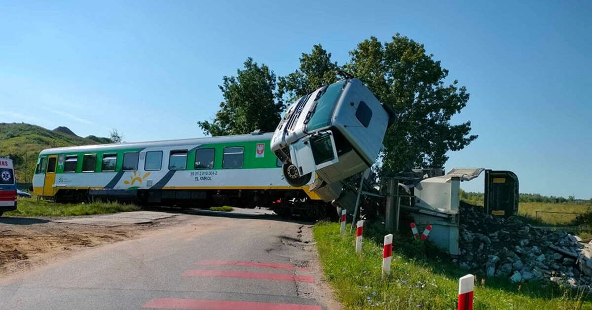 Zderzenie pociągu z ciężarówką na Mazowszu. 22 osoby zostały ranne